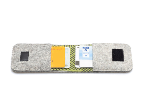 EC-korttikotelo huovasta | vaaleanharmaa - raidat