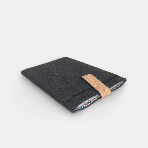 Kotelo MacBook Pro M3 14.2:lle | magnettilukolla ja ylimääräisellä taskulla  | antrasiitti - värikäs | Malli "HAKA"