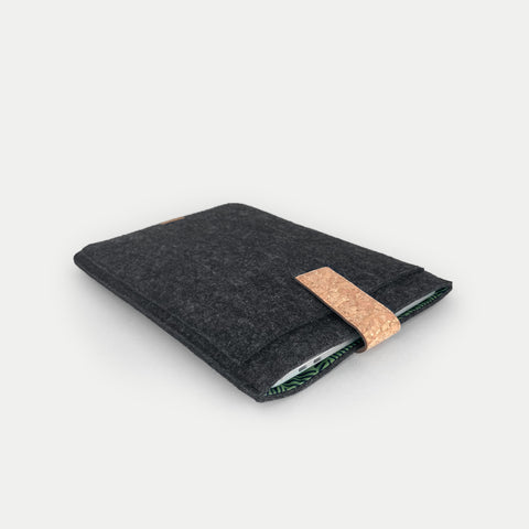 Kotelo MacBook Pro M3 Maxille | magnettilukolla ja ylimääräisellä taskulla  | antrasiitti - raidat | Malli "HAKA"