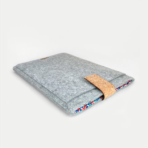 Kotelo MacBook Air 13:lle | magnettilukolla ja ylimääräisellä taskulla  | vaaleanharmaa - värikäs | Malli "HAKA"