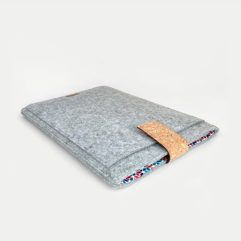 Kotelo MacBook Pro M3 Maxille | magnettilukolla ja ylimääräisellä taskulla  | vaaleanharmaa - värikäs | Malli "HAKA"