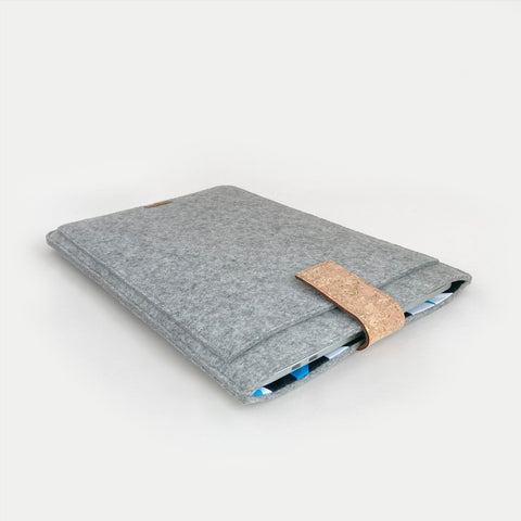 Kotelo MacBook Pro M3 Maxille | magnettilukolla ja ylimääräisellä taskulla  | vaaleanharmaa - muodot | Malli "HAKA"