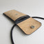 Stylische KEDJA Umhängetasche in Anthrazit mit Kork- und Filzdesign für das Motorola Edge 60, mit verstellbarem Trageriemen.