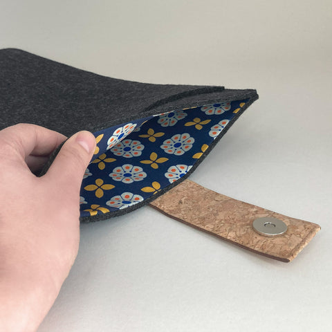 Kotelo Acer ConceptD:lle | magnettilukolla ja ylimääräisellä taskulla  | antrasiitti - Bloom | Malli "HAKA"