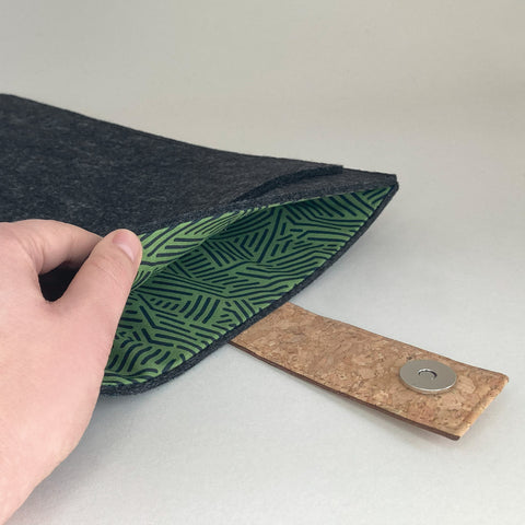 Kotelo MacBook Pro M3 Maxille | magnettilukolla ja ylimääräisellä taskulla  | antrasiitti - raidat | Malli "HAKA"