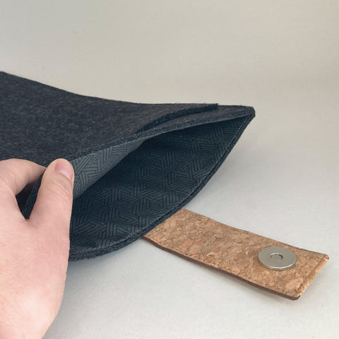 Kotelo MacBook Air M3 13:lle | magnettilukolla ja ylimääräisellä taskulla  | antrasiitti - raidat | Malli "HAKA"