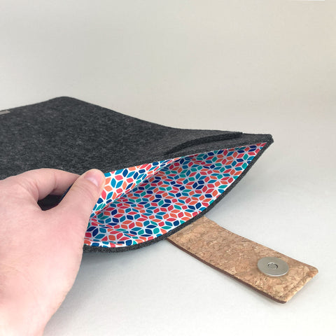 Mittatilaustyönä valmistettu tabletin kotelo | magnettilukolla ja ylimääräisellä taskulla | antrasiitti - värikäs | Malli "HAKA"