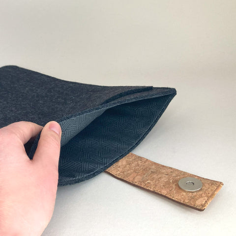 Mittatilaustyönä valmistettu tabletin kotelo | magnettilukolla ja ylimääräisellä taskulla | antrasiitti - raidat | Malli "HAKA"
