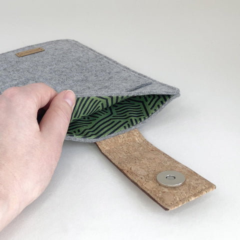 Kotelo PocketBook Verse | magneettisuljenta ja ylimääräinen tasku | vaaleanharmaa - Stripes | Malli "HAKA"