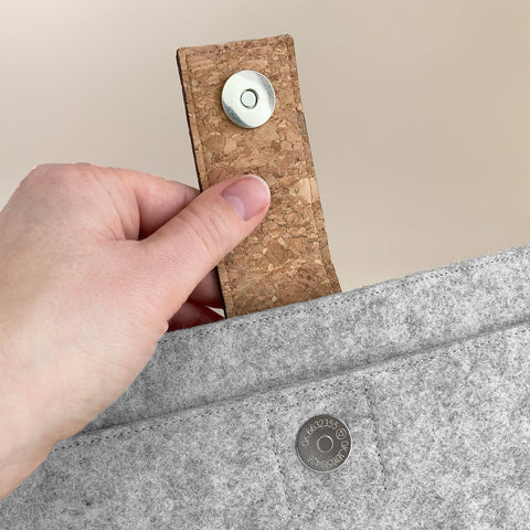 Mittatilaustyönä valmistettu tabletin kotelo | magnettilukolla ja ylimääräisellä taskulla | vaaleanharmaa - Bloom | Malli "HAKA"