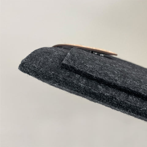 Kotelo Asus Zenbook CX1:lle | magnettilukolla ja ylimääräisellä taskulla  | antrasiitti - raidat | Malli "HAKA"