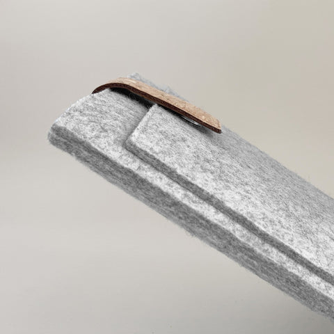 Suojakuori Asus Vivobook 13 Slate:lle | magnettilukolla ja ylimääräisellä taskulla  | vaaleanharmaa - raidat | Malli "HAKA"