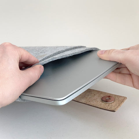 Kotelo MacBook Air M2 15:lle | magnettilukolla ja ylimääräisellä taskulla  | vaaleanharmaa - Bloom | Malli "HAKA"