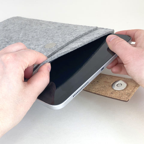 Mittatilaustyönä valmistettu tabletin kotelo | magnettilukolla ja ylimääräisellä taskulla | vaaleanharmaa - raidat | Malli "HAKA"