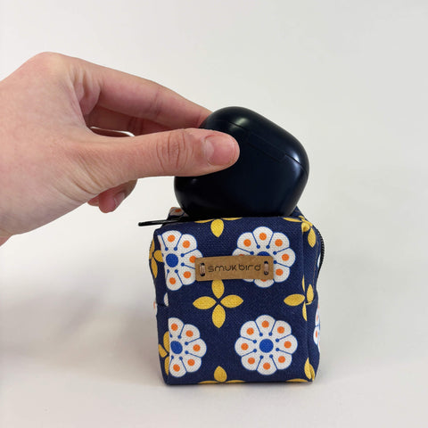 Mini-laukku kuulokkeille ja muille | valmistettu orgaanisesta puuvillasta | Design Bloom | Malli PocketCube