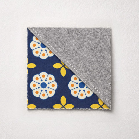 Mittatilaustyönä valmistettu puhelinkuori | valmistettu huovasta ja luomupuuvillasta | vaaleanharmaa - Bloom | Malli "LET"