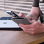 Puhelintasku Google Pixel 9 Pro Foldille | valmistettu huovasta ja luomupuuvillasta | vaaleanharmaa - muodot | Malli "LET"
