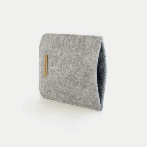 Puhelintasku Google Pixel 9 Pro Foldille | valmistettu huovasta ja luomupuuvillasta | vaaleanharmaa - raidat | Malli "LET"