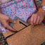 Handytasche in hellgrau aus Filz und Kork, ideal für Google Pixel 10, mit praktischen Kartenfächern.