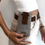 Elegante Gürteltasche aus Filz für Google Pixel 10 mit magnetischem Verschluss, getragen an der Hüfte.