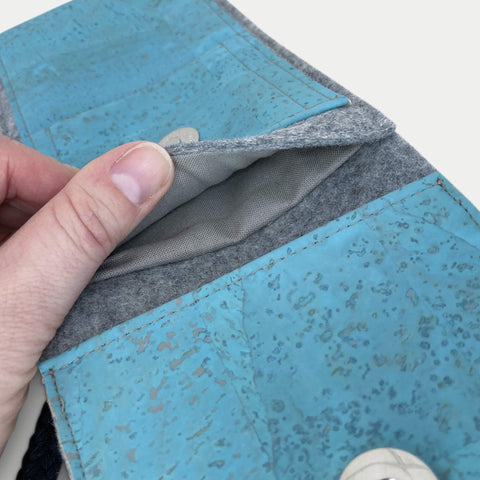 Olkalaukku Fairphone 6:lle | huovasta ja luomupuuvillasta | vaaleanharmaa - azur | Malli KEDJA deluxe