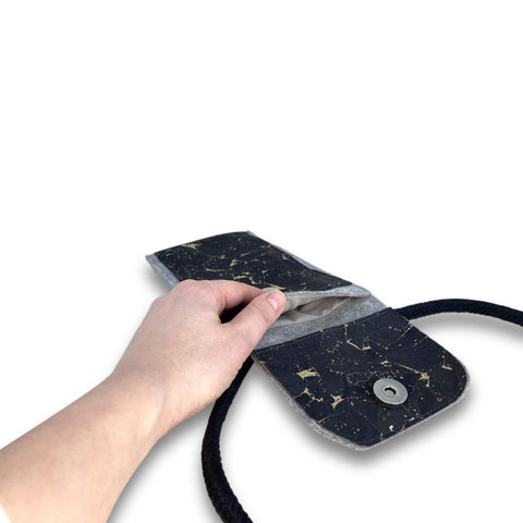 Olkalaukku iPhone 15 Plusille | huovasta ja luomupuuvillasta | vaaleanharmaa - musta | malli KEDJA deluxe