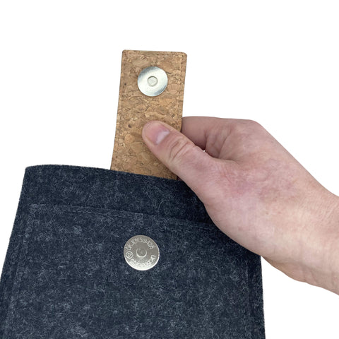 Mittatilaustyönä valmistettu eReader-kotelo | magnettilukolla ja ylimääräisellä taskulla | antrasiitti - raidat | Malli "HAKA"