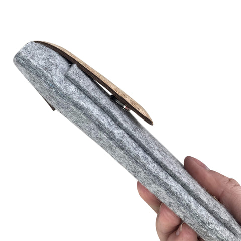 Kotelo PocketBook Verse Pro:lle | magneettisuljenta ja ylimääräinen tasku | vaaleanharmaa - Stripes | malli "HAKA"