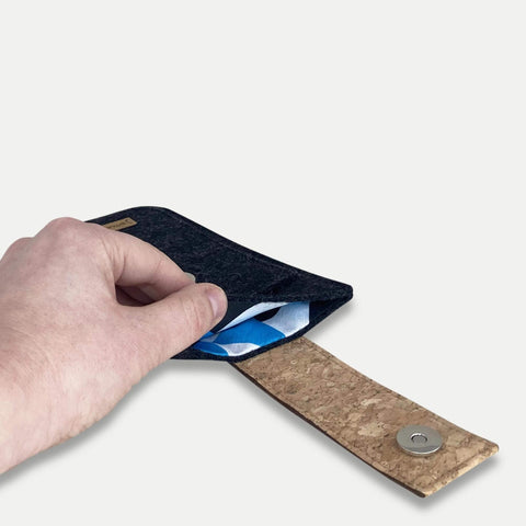 Puhelinkotelo Samsung Galaxy M53:lle | magneettisulkimella ja erillisellä taskulla | antrasiitti - Shapes | malli HAKA