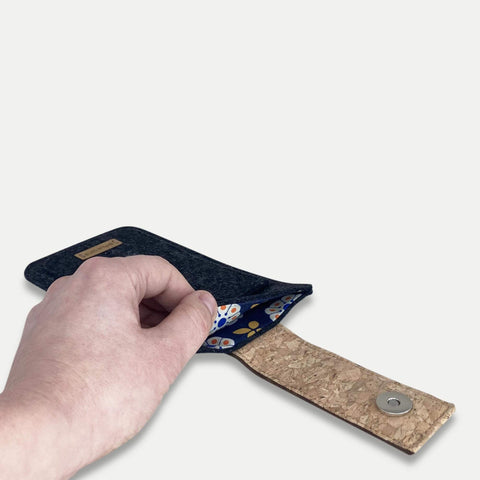 Puhelinkotelo Samsung Galaxy Z Fold5:lle | magneettisulkimella ja erillisellä taskulla | antrasiitti - Bloom | Malli HAKA