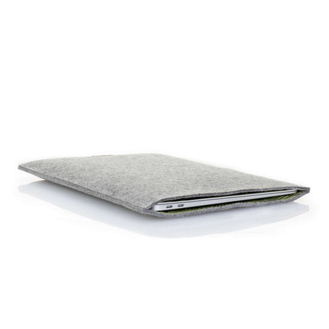 Kotelo MacBook Air M2 15:lle | valmistettu huovasta ja luomupuuvillasta | vaaleanharmaa - raidat | Malli "LET"