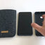 Matkapuhelinkotelo iPhone 13 minille | valmistettu huovasta ja luomupuuvillasta | vaaleanharmaa - värikäs | Malli "LET"