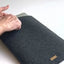 Mittatilaustyönä valmistettu kannettavan tietokoneen suojakotelo | valmistettu huovasta ja luomupuuvillasta | antrasiitti - muodot | Malli "LET"