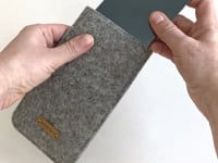Matkapuhelinkotelo iPhone 13 Pro Maxille | valmistettu huovasta ja luomupuuvillasta | vaaleanharmaa - värikäs | Malli "LET"