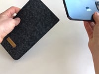 Matkapuhelinkotelo iPhone 14 Prolle | valmistettu huovasta ja luomupuuvillasta | antrasiitti - raidat | Malli "LET"
