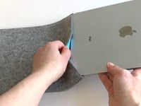 Kotelo iPad Airille - 5. sukupolvi | valmistettu huovasta ja luomupuuvillasta | vaaleanharmaa - värikäs | Malli "LET"