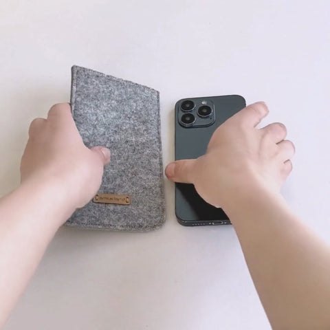 Mittatilaustyönä valmistettu puhelinkuori | valmistettu huovasta ja luomupuuvillasta | vaaleanharmaa - Bloom | Malli "LET"