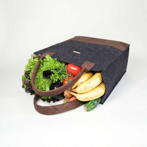 Shopper Bag aus Wollfilz und Kork in Anthrazit mit braunen Griffen, gefüllt mit frischem Gemüse und Obst