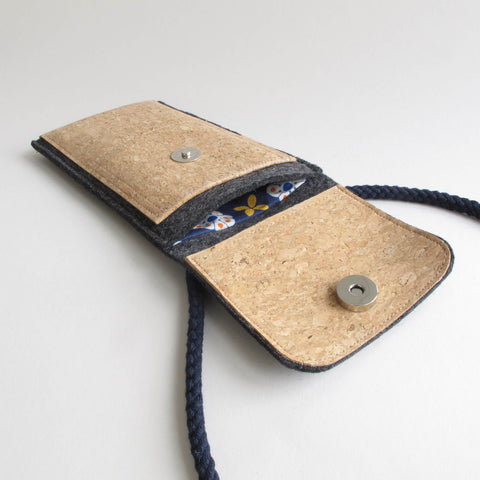 Olkalaukku Fairphone 3:lle | valmistettu huovasta ja luomupuuvillasta | antrasiitti - kukinta | Malli KEDJA
