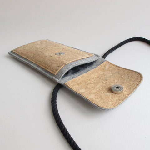 Olkalaukku Fairphone 4:lle | valmistettu huovasta ja luomupuuvillasta | vaaleanharmaa - raidat | Malli KEDJA