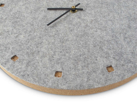 Seinäkello huovasta ja korkista 30 cm | vaaleanharmaa - musta | Suunnittelu: Esbjerg