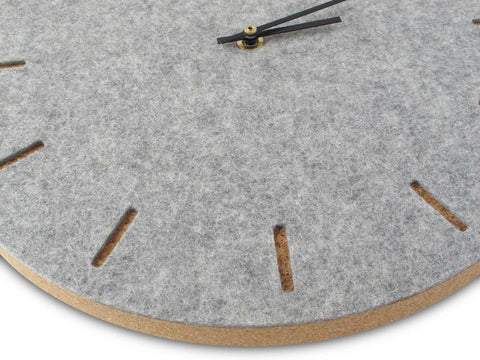 Seinäkello huovasta ja korkista 30 cm | vaaleanharmaa - musta | Suunnittelu: Kööpenhamina