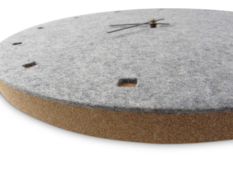 Seinäkello huovasta ja korkista 30 cm | vaaleanharmaa - musta | Suunnittelu: Esbjerg