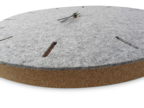 Seinäkello huovasta ja korkista 30 cm | vaaleanharmaa - musta | Suunnittelu: Kööpenhamina