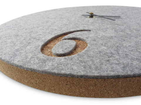 Seinäkello huovasta ja korkista 30 cm | vaaleanharmaa - musta | Suunnittelu: Aarhus