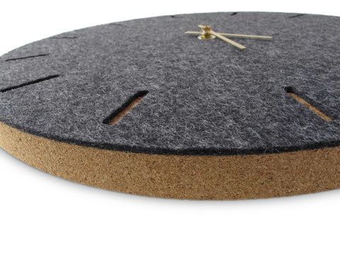 Seinäkello huovasta ja korkista 30 cm | antrasiitti - kulta | Suunnittelu: Kööpenhamina