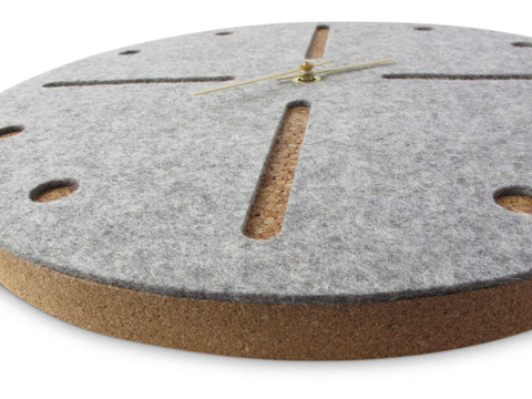 Seinäkello huovasta ja korkista 30 cm | vaaleanharmaa - kulta | Suunnittelu: Odense