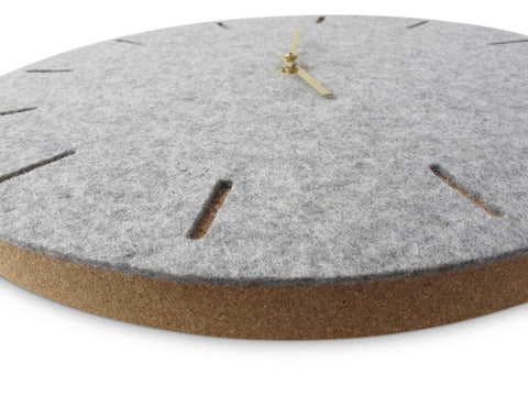 Seinäkello huovasta ja korkista 30 cm | vaaleanharmaa - kulta | Suunnittelu: Kööpenhamina