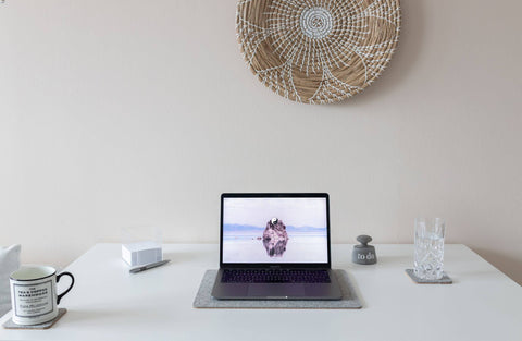 Huovasta ja korkista valmistettu tyyny MacBookeille | 26x38 cm | vaalean harmaa