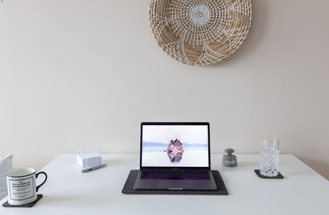 Huovasta ja korkista valmistettu tyyny MacBookeille | 26x38 cm | antrasiitti
